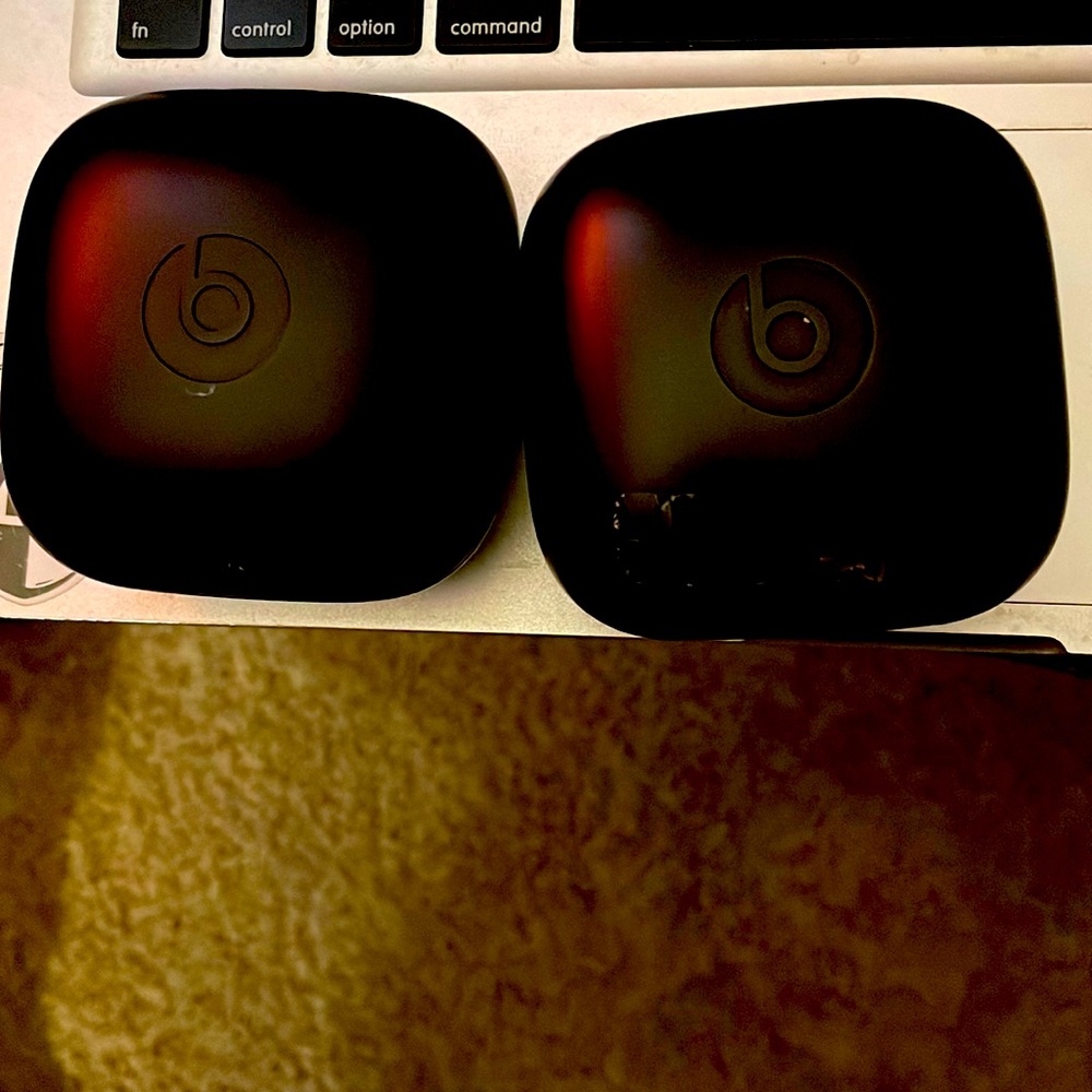 Powerbeats by Dre 3 recharging booth with lightning cords no speakers